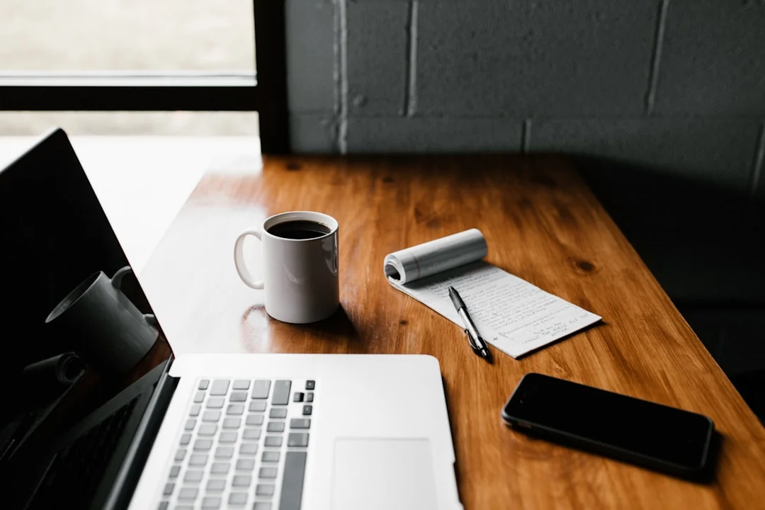 Equipe analysant des graphiques financiers et des données numériques sur des tablettes dans un environnement de bureau.